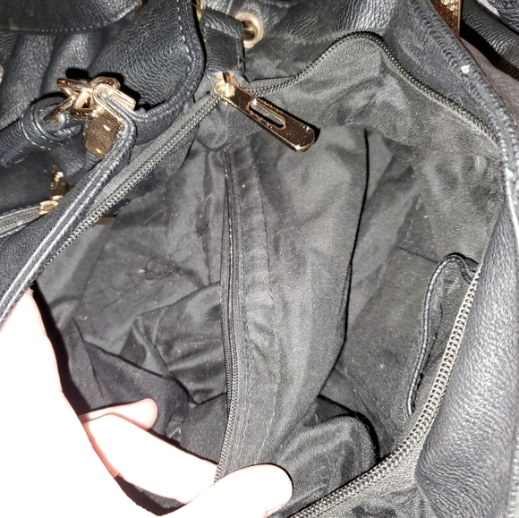 Black shoulder purse with cross body strap include - Picture 2 of 2